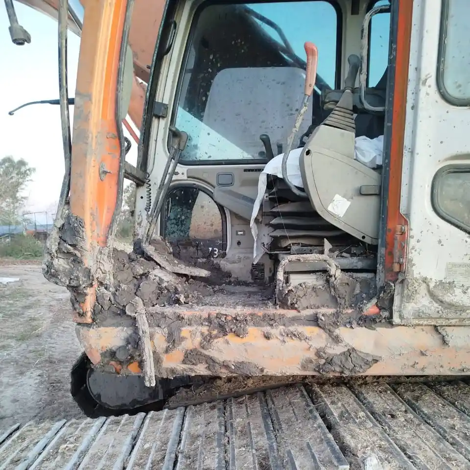 Fue retirada la retroexcavadora municipal que había quedado hundida en el arroyo Peralta