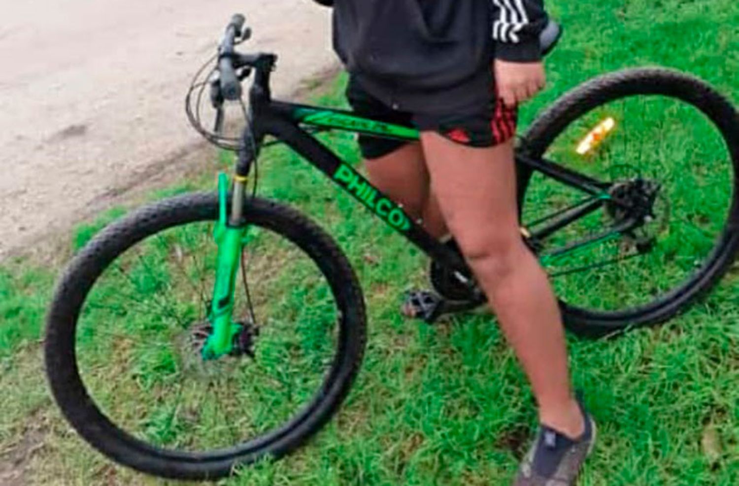 A días del inicio de clases, robaron la bici a un menor a punta de pistola y la busca desesperado