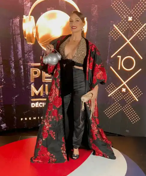 Dora Mazzone deslumbró con su capa en los Pepsi Music. 
