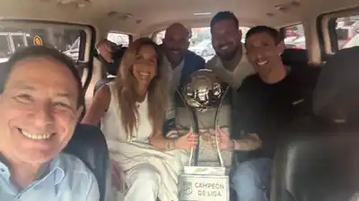 Holan, Cistinziano, Belloso, Broun y Di María, con el trofeo que AFA le regaló a Central.