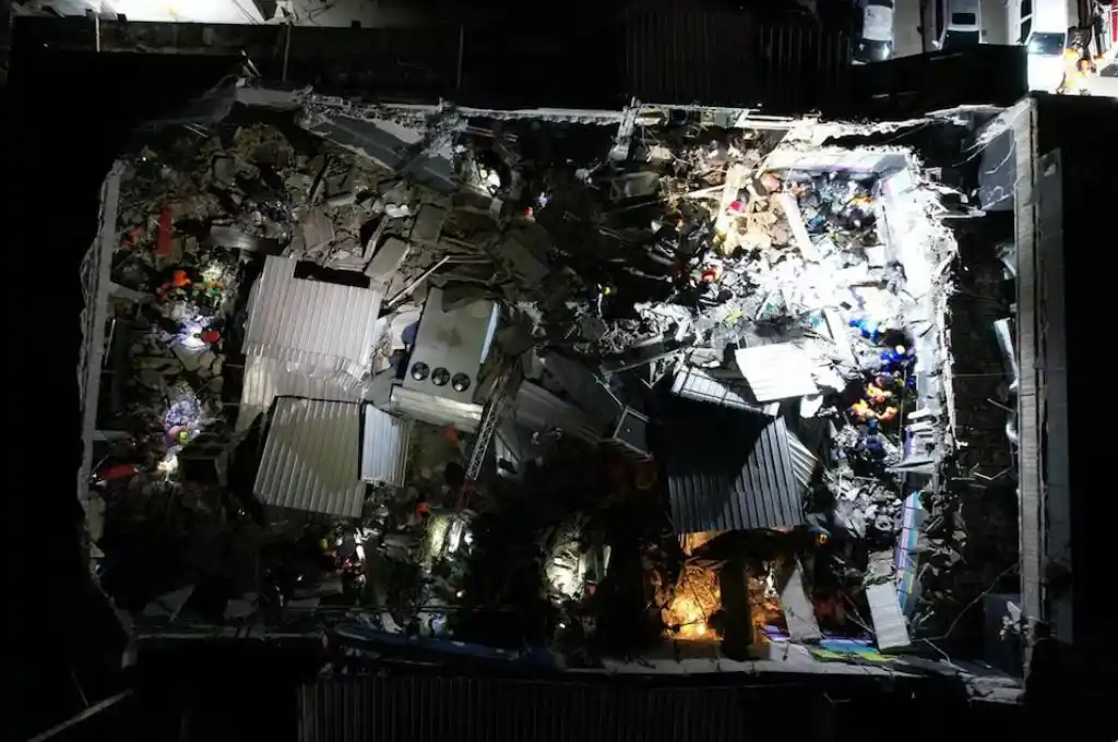 El techo del club nocturno sepultó a los asistentes.