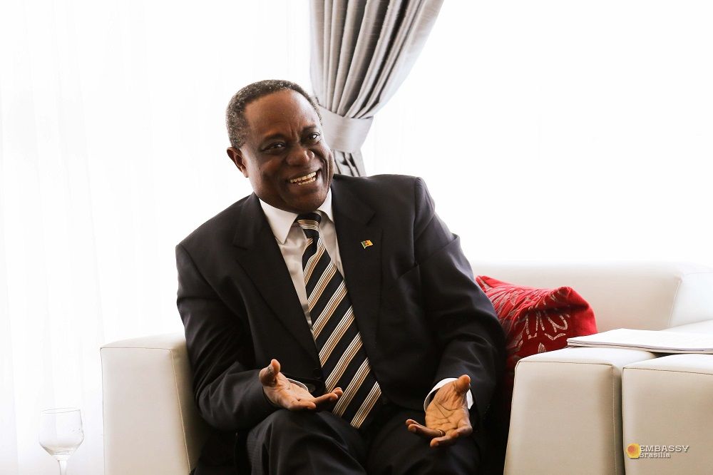El embajador de Camerún visita Santa Fe