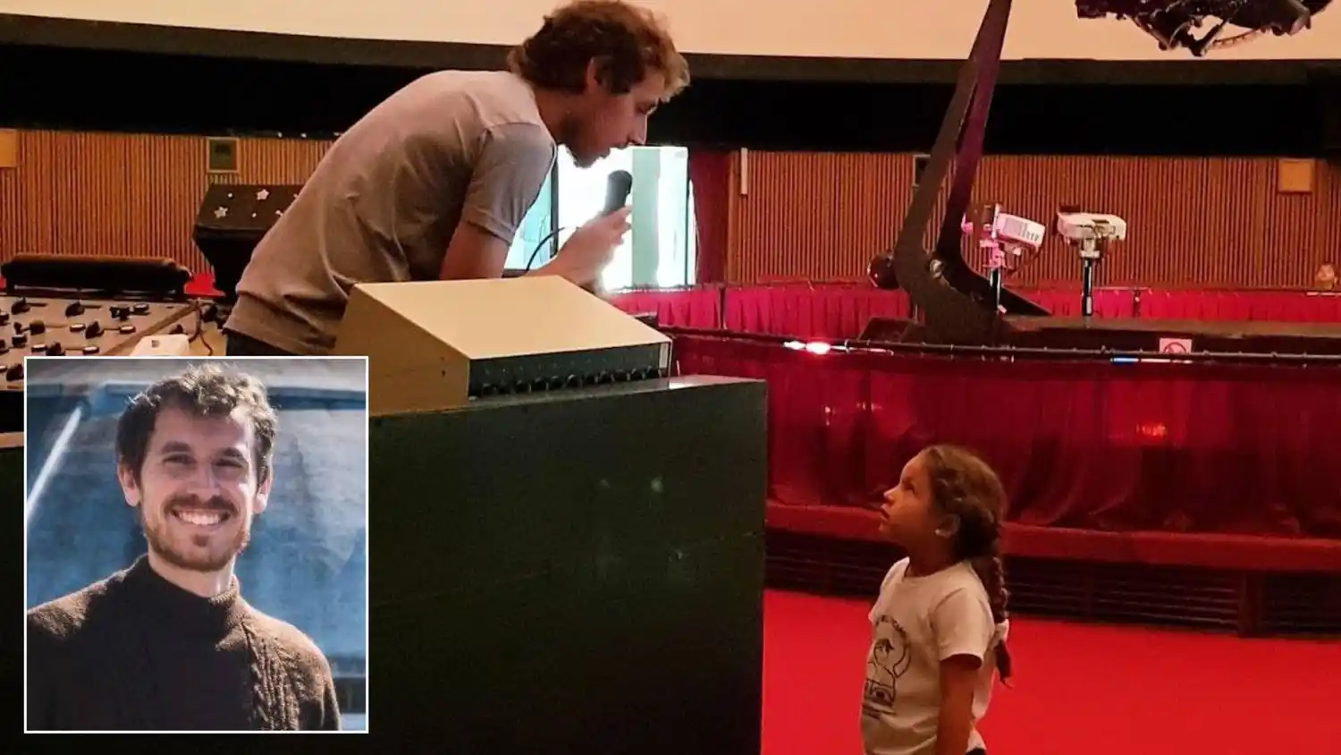 Juan Ignacio Gerini en el Complejo Astronómico de Rosario, transmitiendo sus conocimientos a una niña.