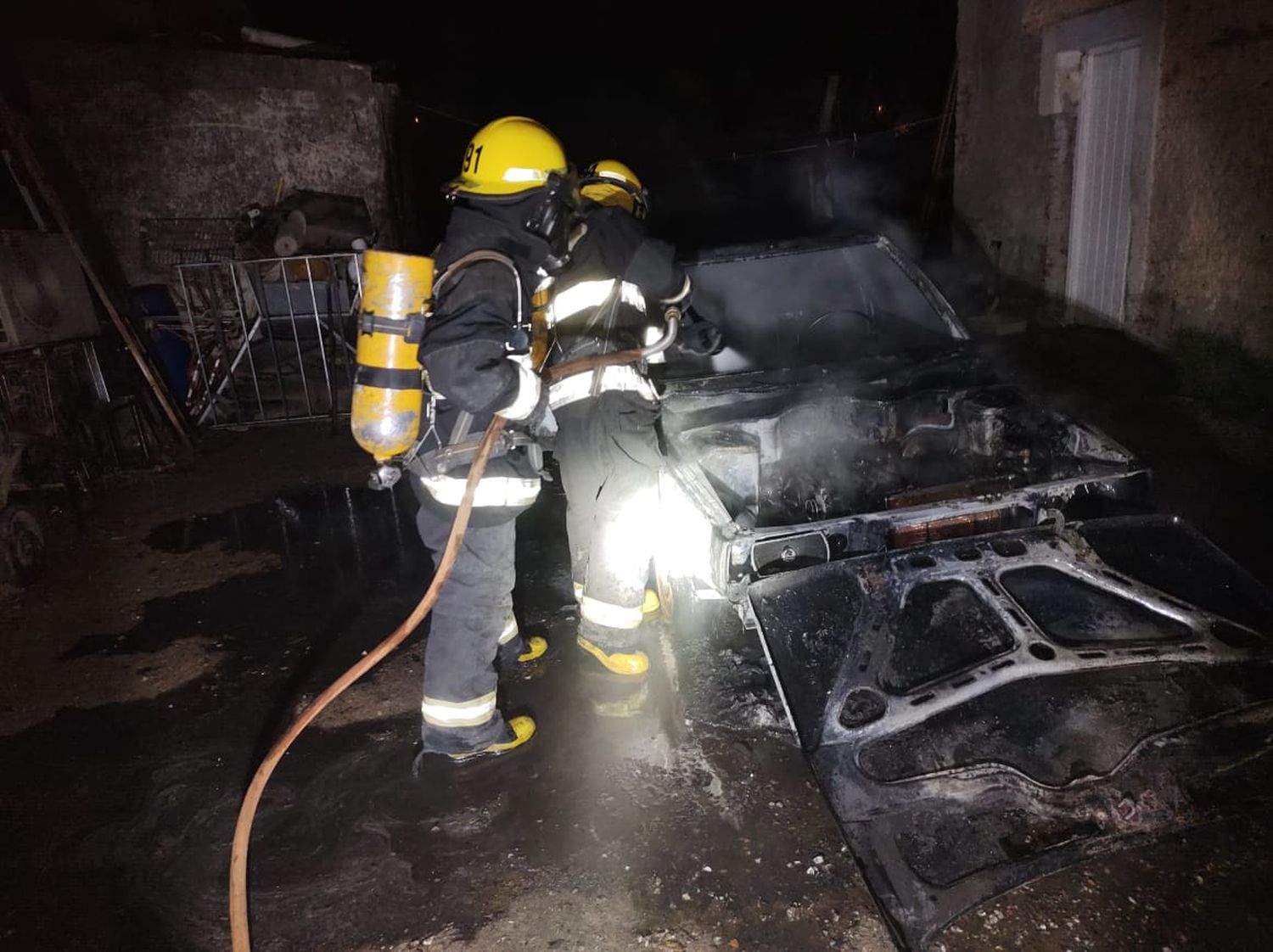 Temor en Francia al 2300: se incendió un auto que se encontraba entre dos viviendas