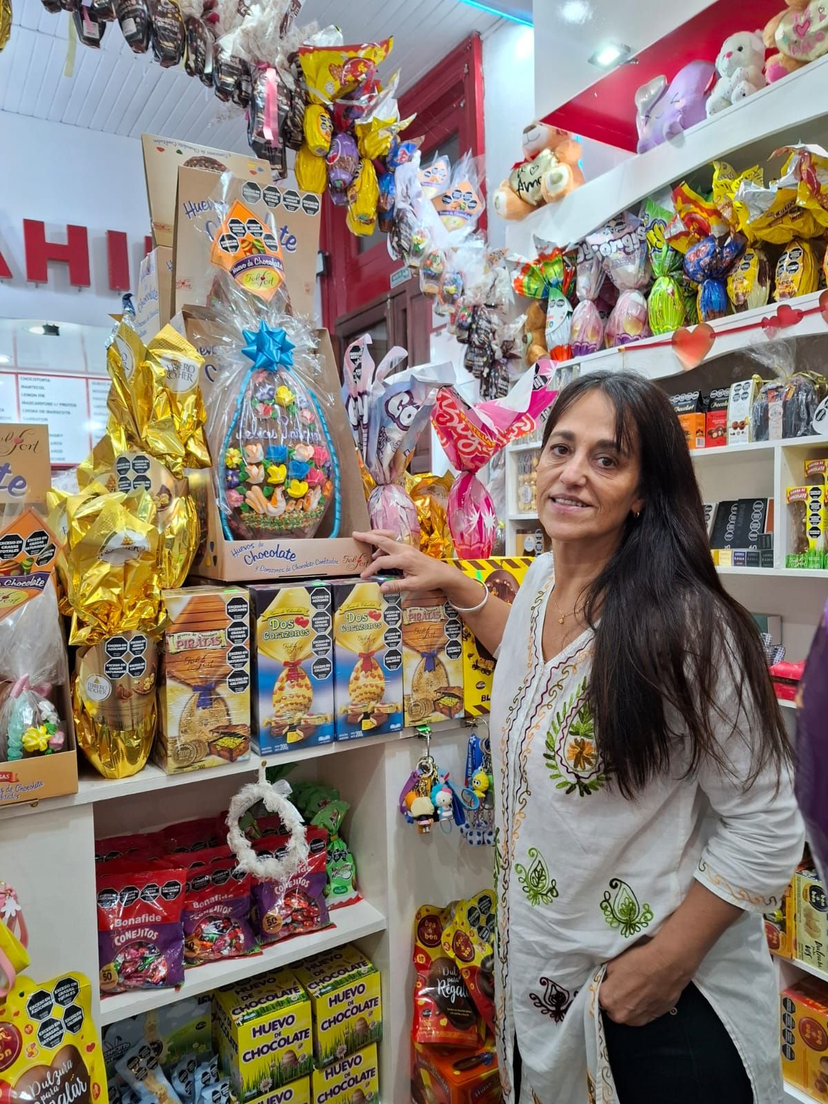 Lila Costa, propietaria de CandyGuay, junto al gigante huevo de Pascua que se sortea-