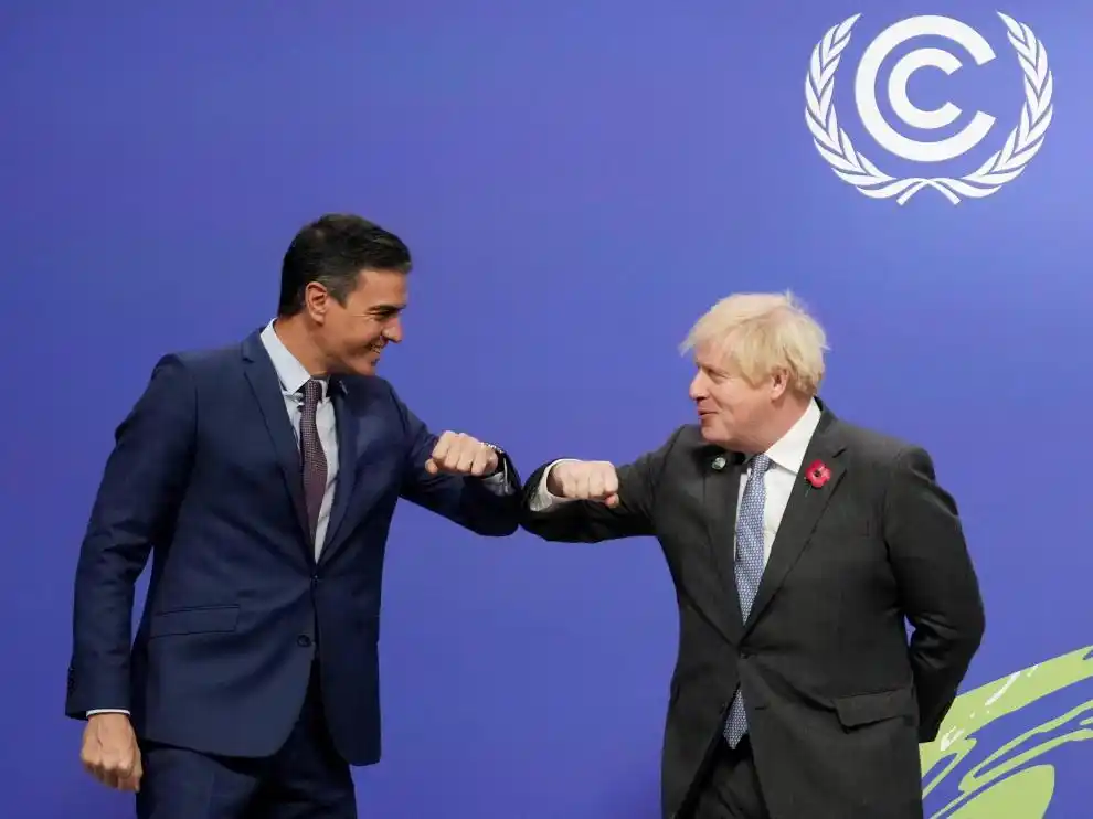 El presidente español, Pedro Sánchez, saludó al primer ministro británico, Boris Johnson, anfitrión de la Cumbre.