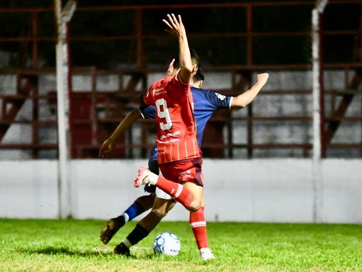 Ferro encendió la noche y dejó a Sportivo sin punta