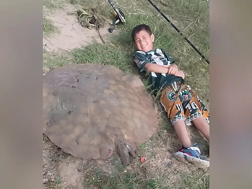 elian pescó una raya de 35 kilos