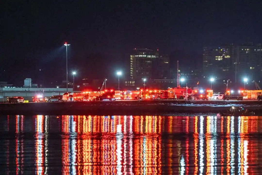 Vehículos de emergencia son vistos en el Aeropuerto Nacional Reagan, en Washington, Estados Unidos, el 30 de enero de 2025