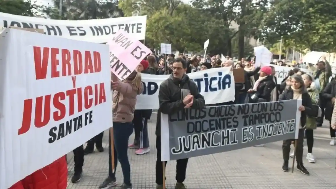 Familiares y amigos marcharon para proclamar la inocencia del docente.
