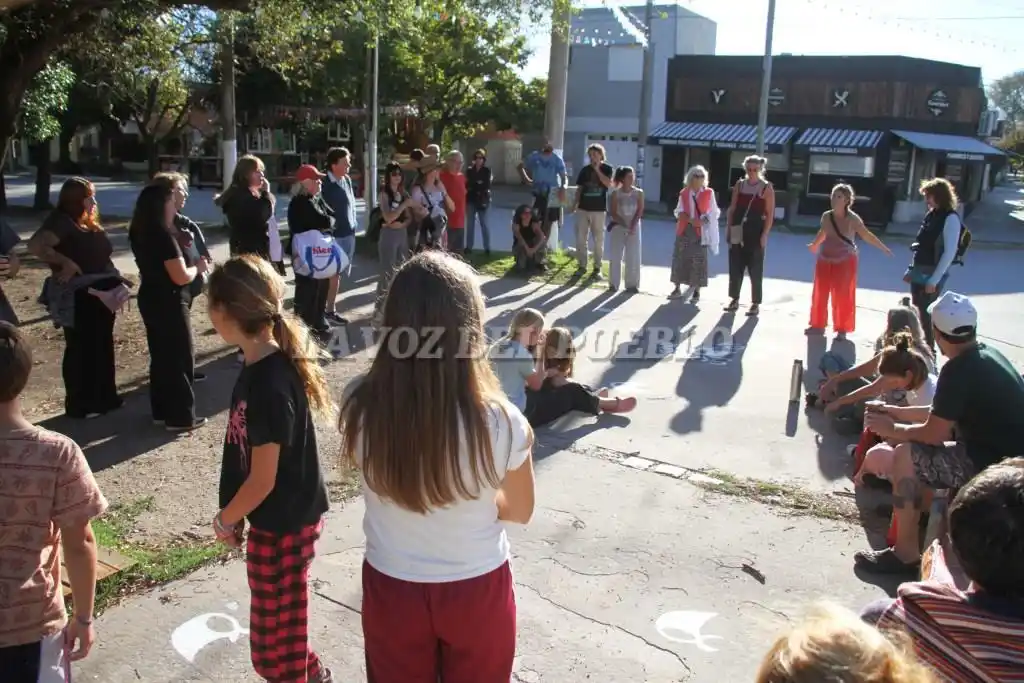 Se llevó a cabo el repintado de los pañuelos. Tuvo lugar luego una actividad con lectura de cuentos y reflexiones