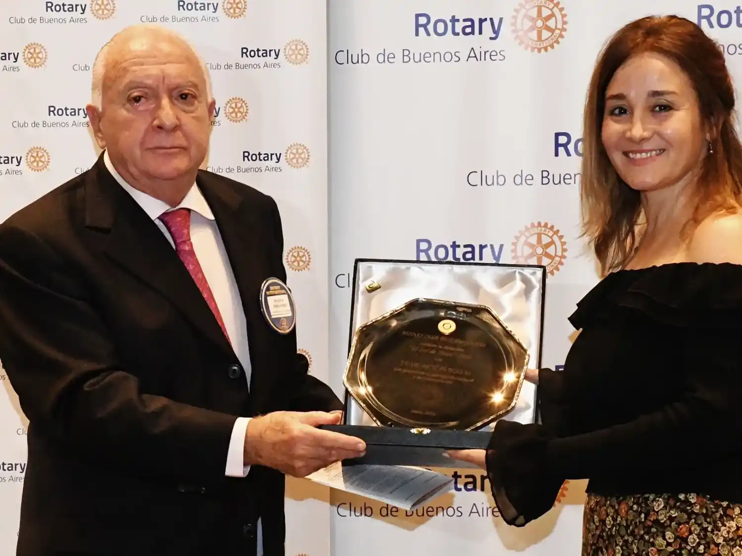 La chascomunense Valeria Atela recibió “El Sol de Plata” en la Fiesta de los Lauros por la labor de la Fundación SOIJAr