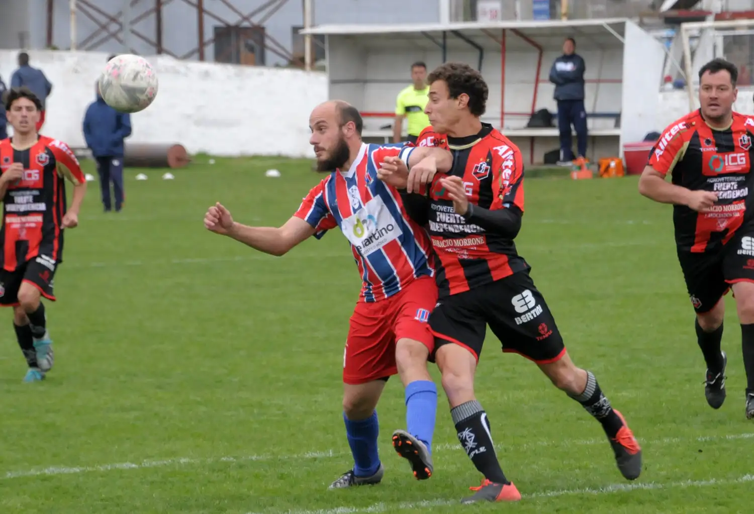 Marmouget (Independiente) no le deja espacio de maniobra a Porta (Ferro).