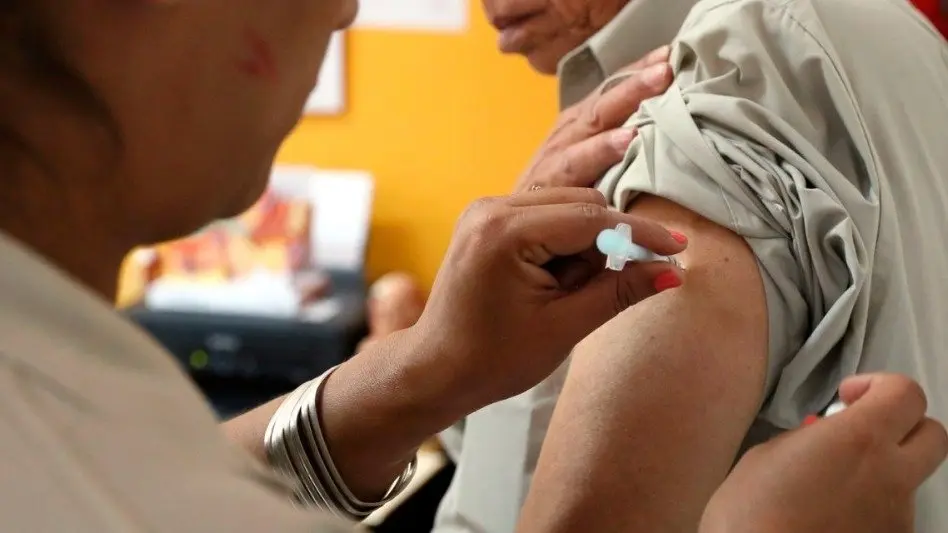 Escándalo en Brasil: aplican vacunas de "aire" a los adultos mayores