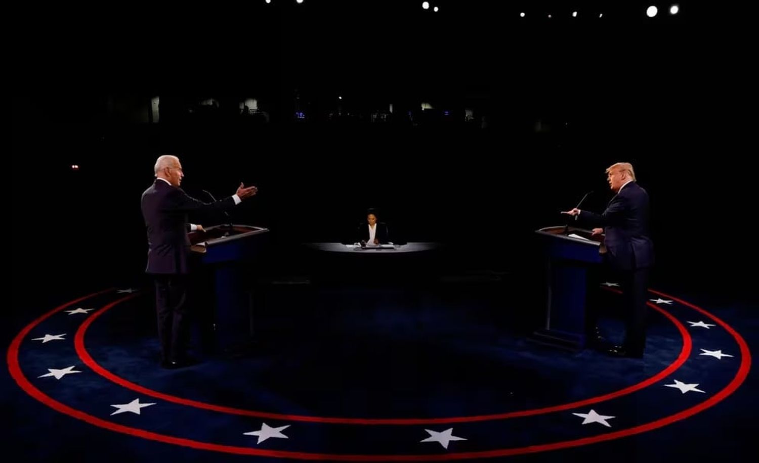 Joe Biden y Donald Trump debaten en la Universidad de Belmont durante la campaña presidencial 2020