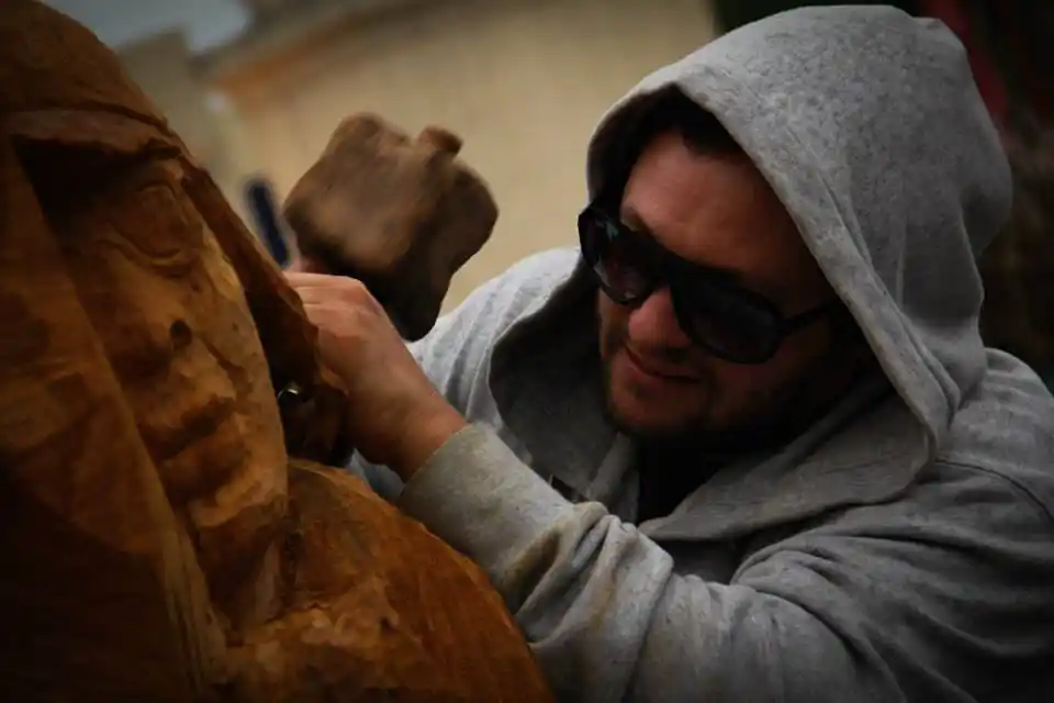 Robaron la escultura de madera del Indio Solari