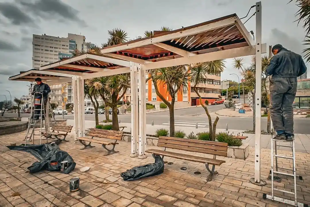 Colocación de baldosas, recuperación de bancos, instalación y pintura de cestos, acondicionamiento de pérgolas, entre otras tareas, lleva adelante el EMSUR.