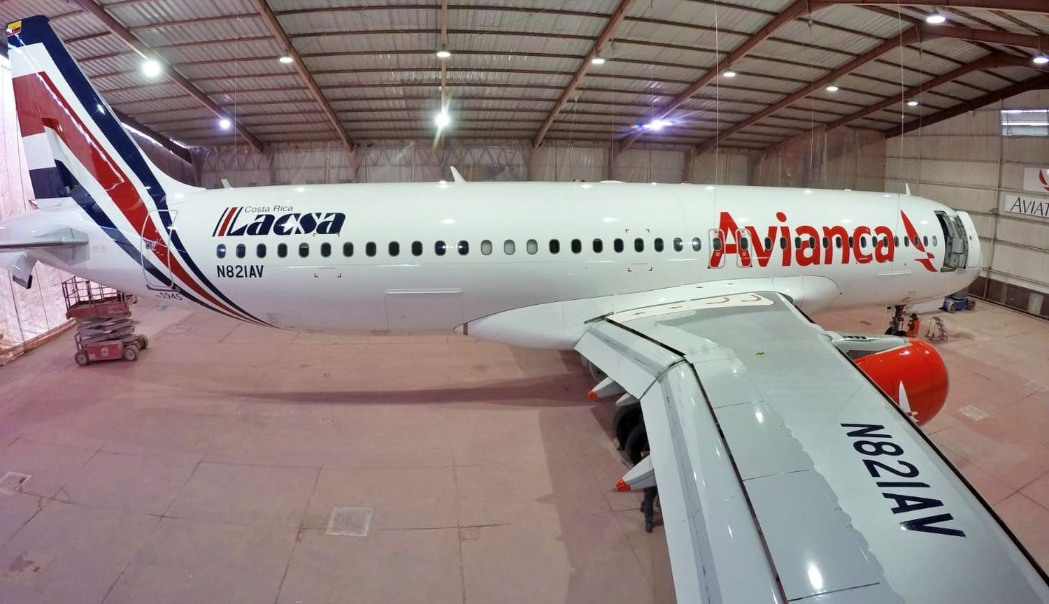 Avianca presentó el retrojet de LACSA