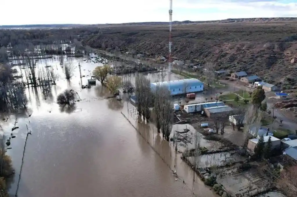 Por la crecida del río Neuquén, el paraje Sauzal Bonito atraviesa una dramática situación ante la falta de agua potable