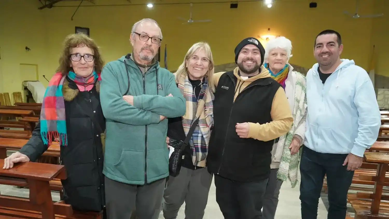 Grupo de apoyo. El sacerdote Pablo Domench junto a sus colaboradores