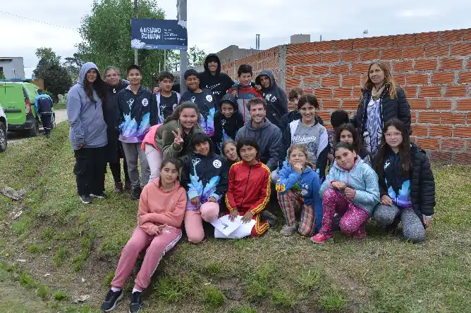 Estudiantes de la Escuela 45 homenajearon a escritores argentinos en el San Cayetano