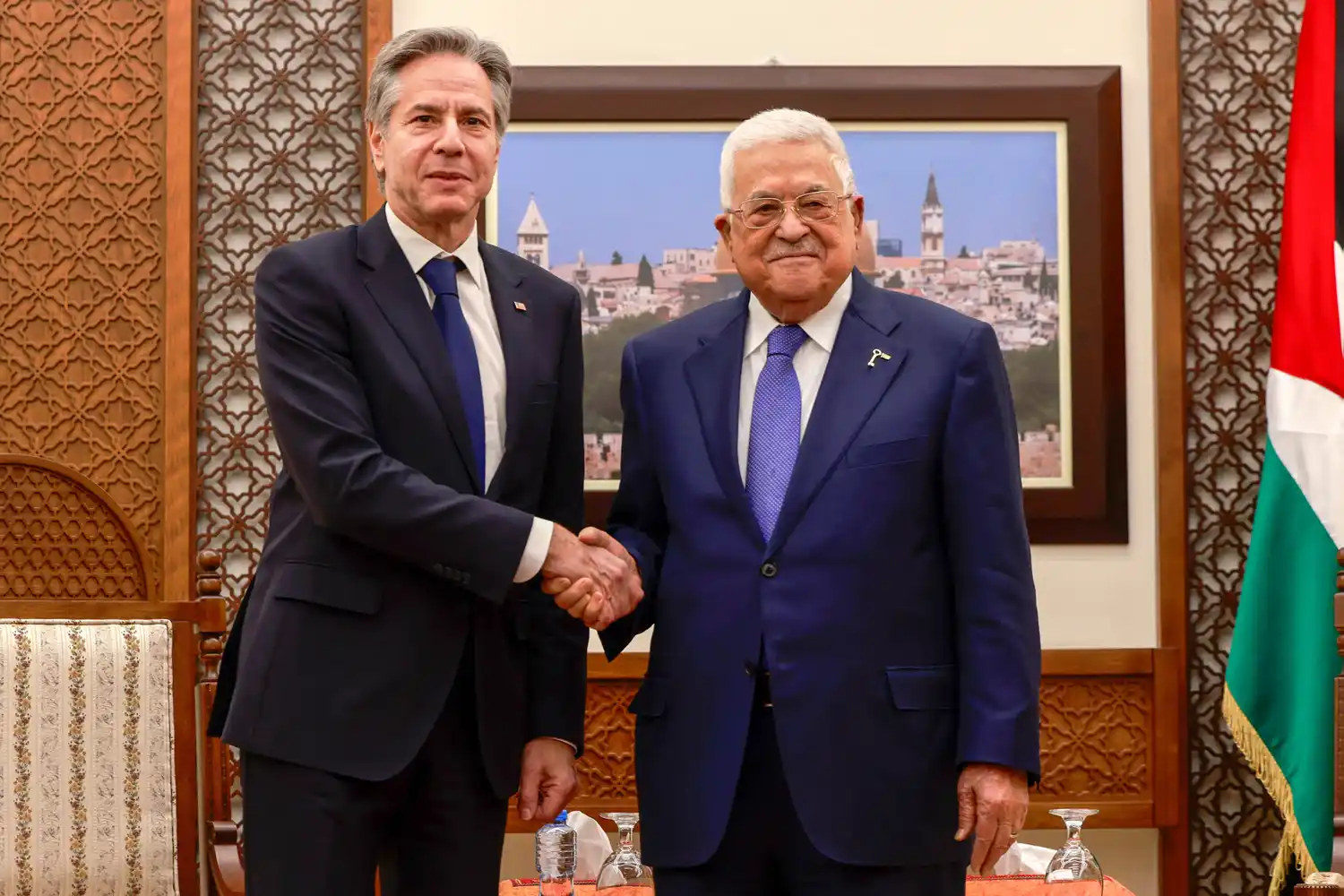 El secretario de Estado norteamericano junto a Mahmud Abbas.