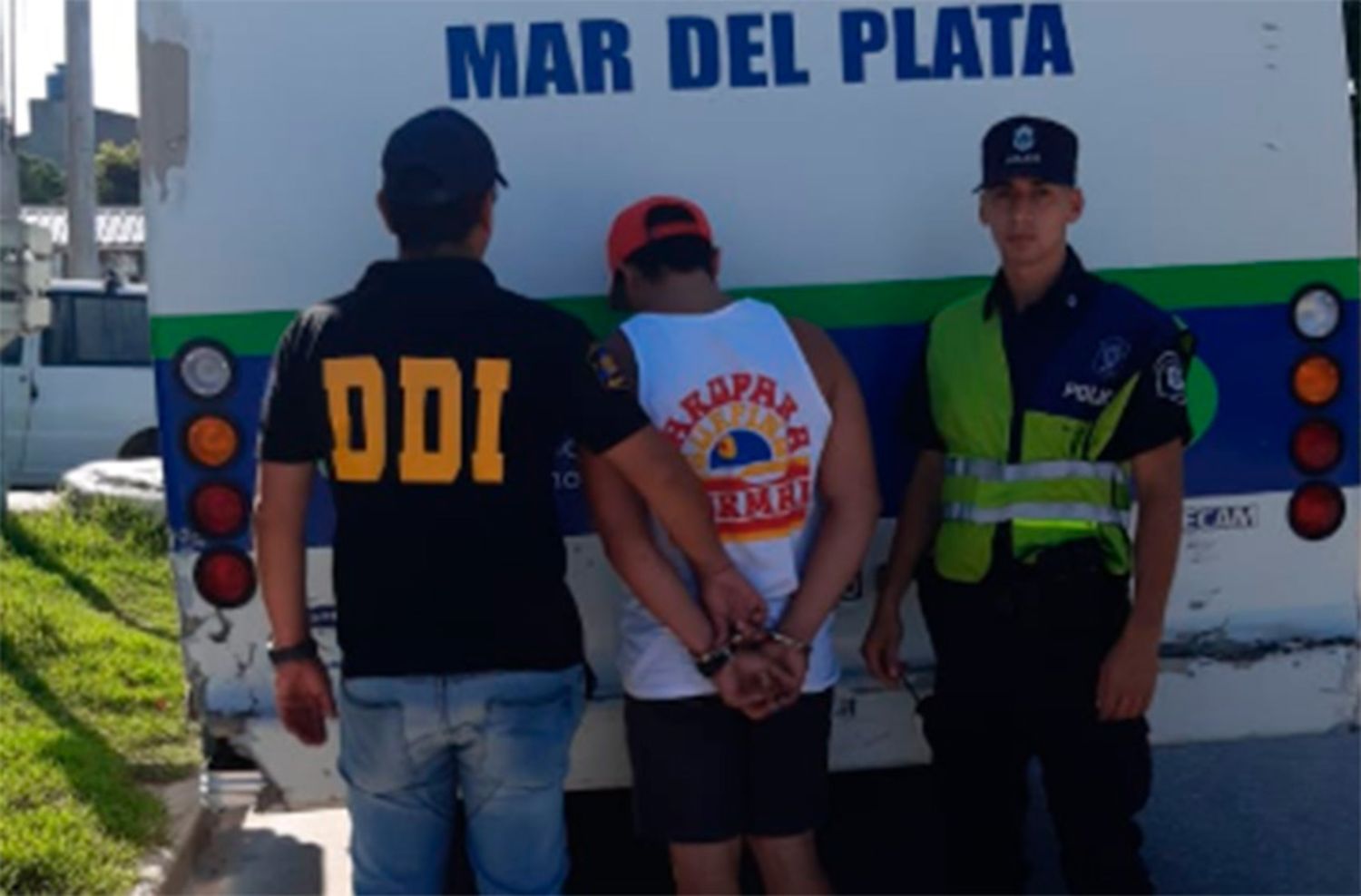 Junto a un menor, entró a una vivienda para robar dinero en efectivo: lo atraparon