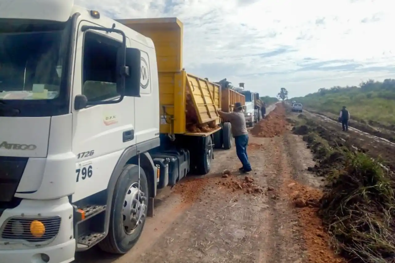 Se realizan trabajos de mejoras en caminos productivos en el interior del Departamento