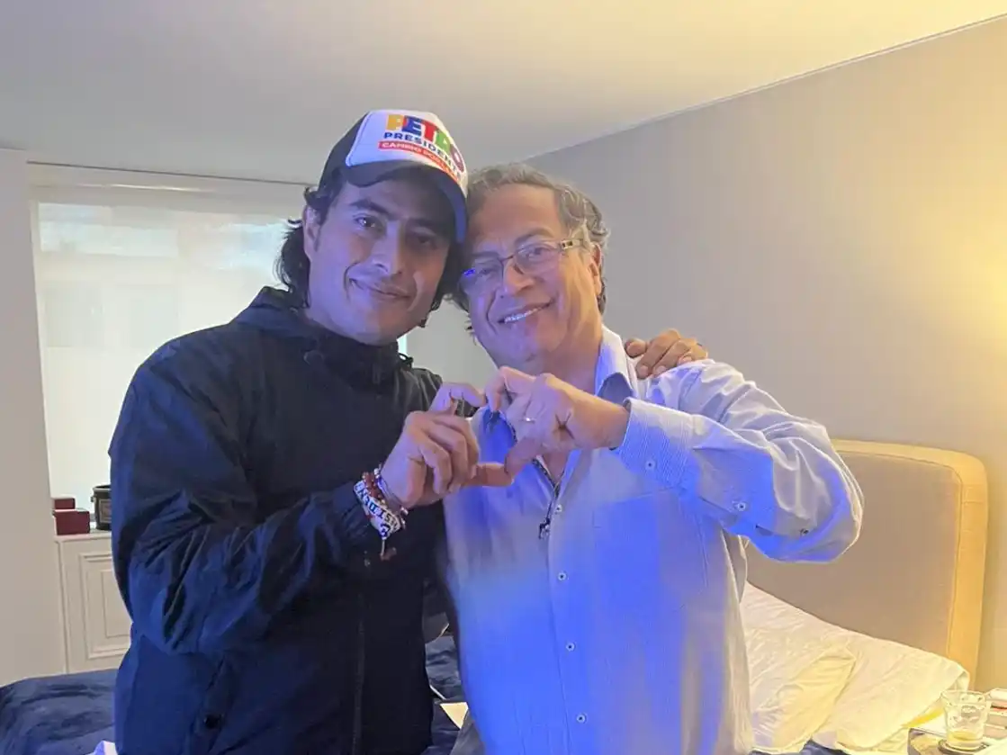 El presidente Gustavo Petro junto a su hijo Nicolás Petro.