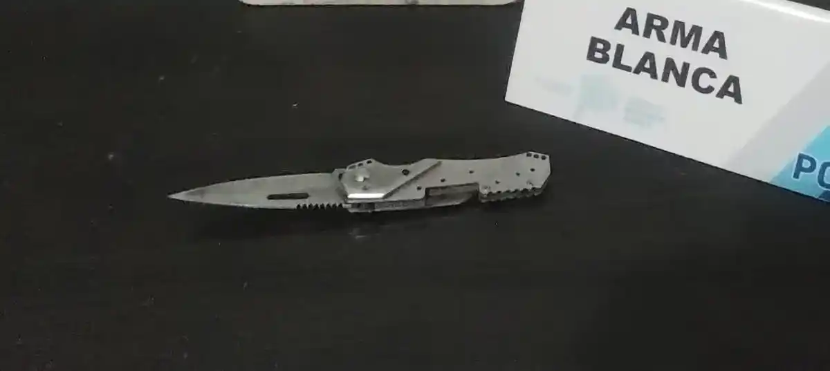 Entre las prendas del joven se encontró una navaja.