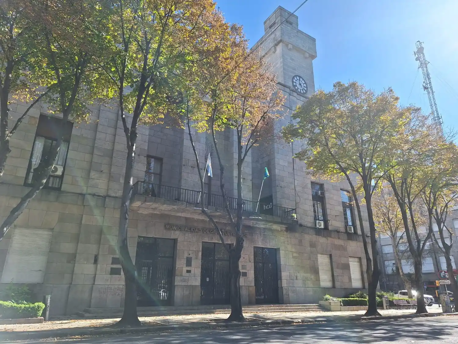 El servicio de seguridad en los entes municipales es brindado por cooperativas o empresas privadas.