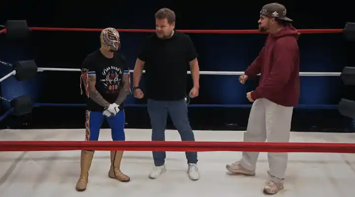 Bad Bunny y Corden se "enfrentaron" a un luchador. Foto captura de YouTube