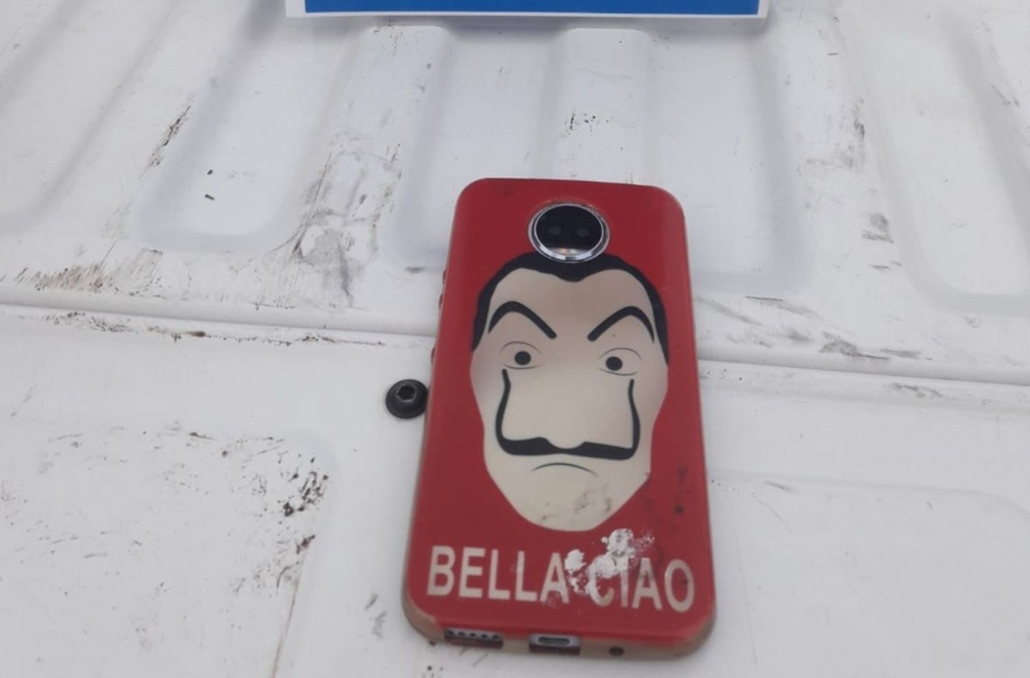Lo golpearon para robarle las zapatillas y un celular
