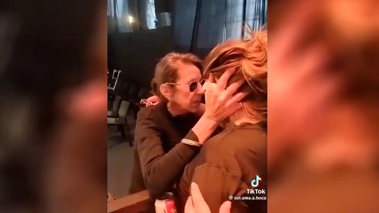 El emotivo momento se convirtió en viral.