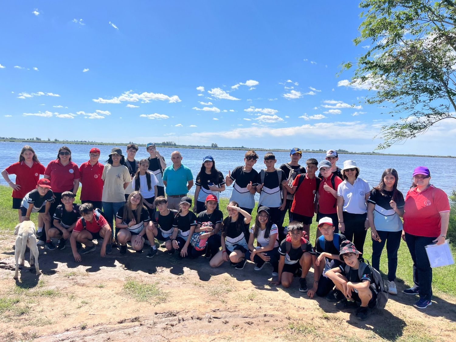 Los alumnos que visitaron la laguna.