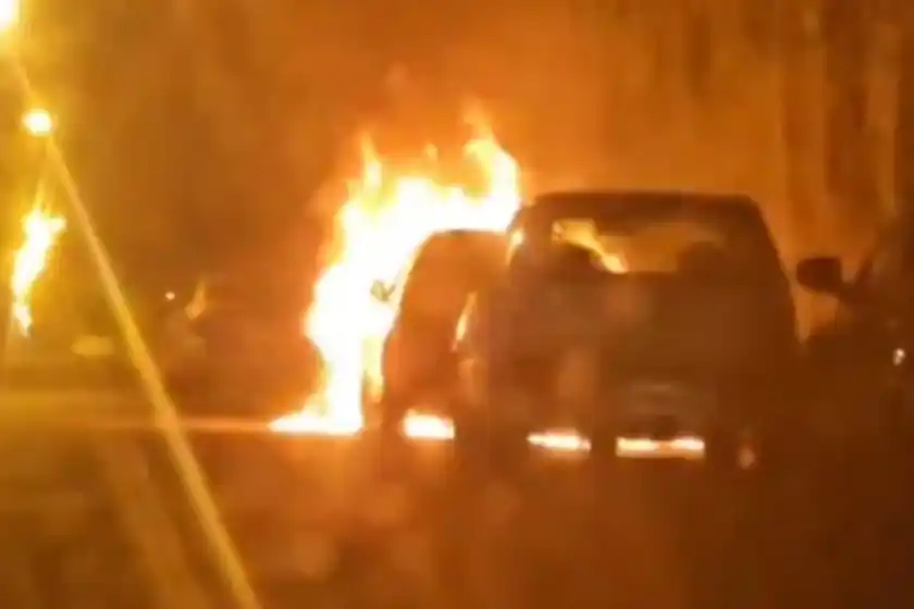 Investigan la causa de un nuevo incendio de auto en zona sudoeste