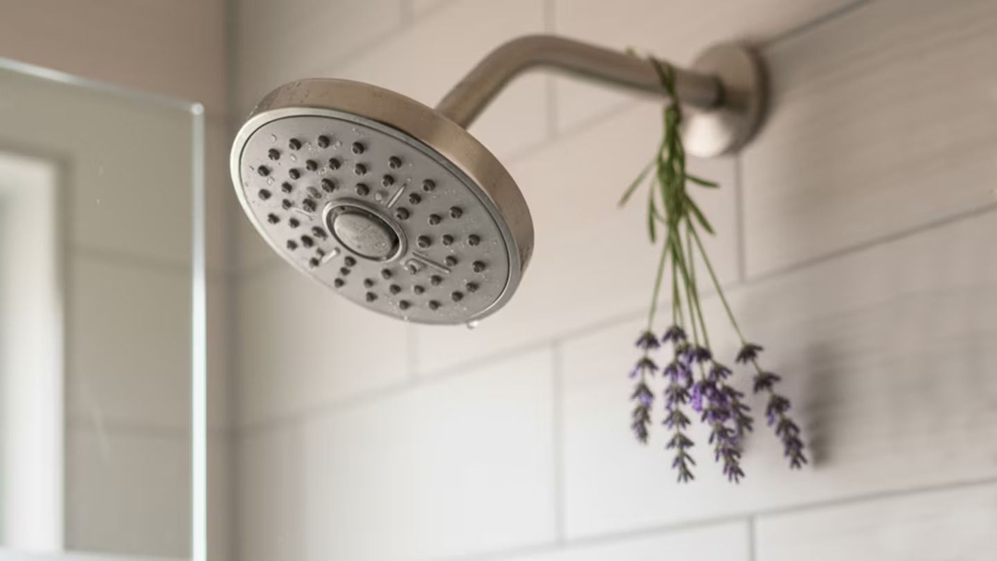 Pocos lo saben: para qué sirve colgar una ramita de lavanda en la ducha y qué beneficios tiene (Imagen ilustrativa generada con IA).