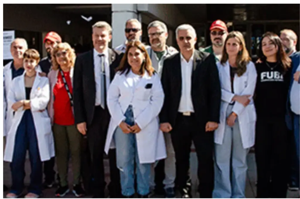 Autoridades del Consejo Interuniversitario Nacional junto a los profesionales del Hospital Garrahan.