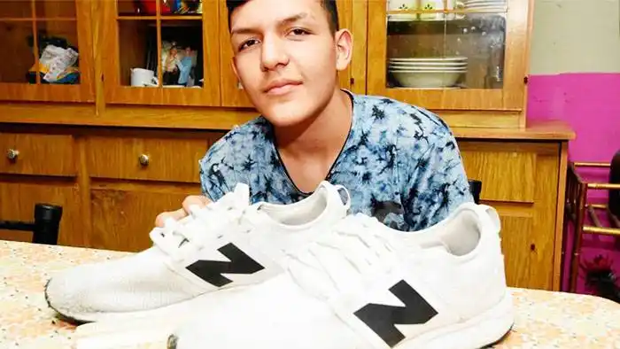 Tiene 14 años, iba descalzo al colegio porque calza 49 y lo ayudó hasta Ginóbili