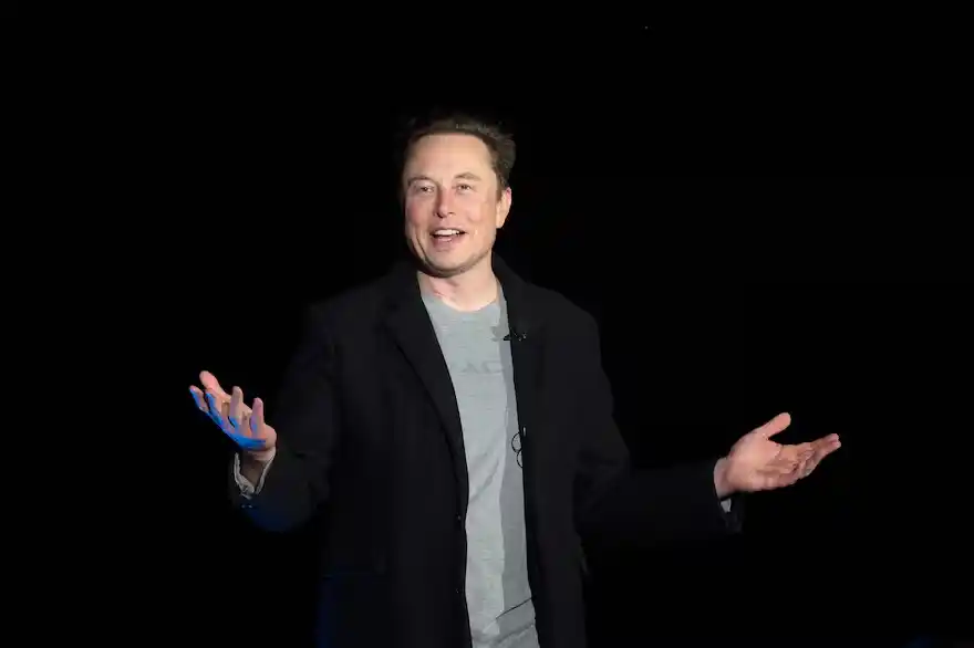 Elon Musk, propietario de la red social X y de la IA Grok, que permitía crear y recrear imágenes sexualizadas y violentas de mujeres y niñas, ha decidido limitar la aplicación de generación y edición de material audiovisual ante la avalancha de quejas JIM WATSON - AFP