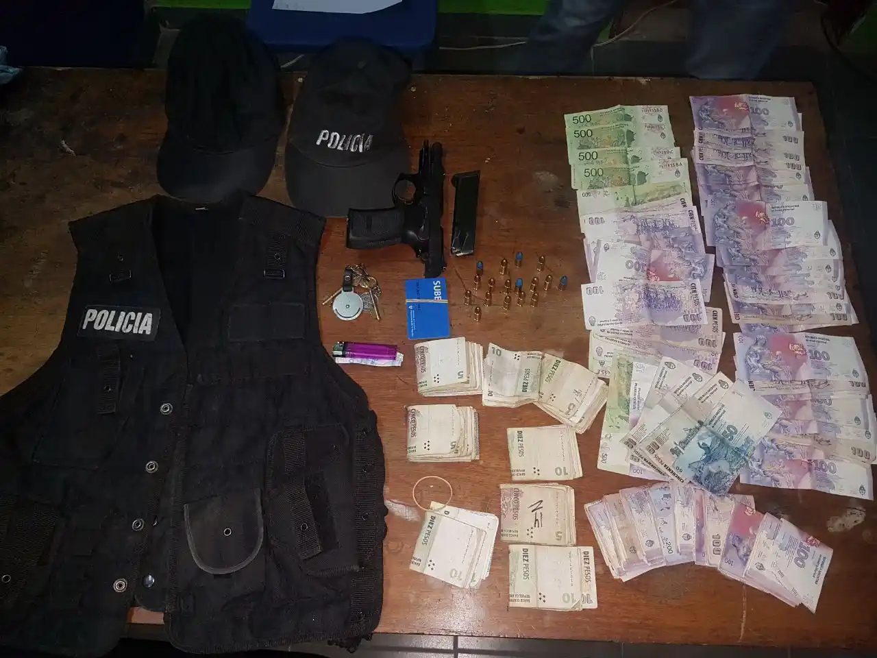 Almirante Brown: Tras persecución, detuvieron a hombre con un arma y ropa de la Policía Federal