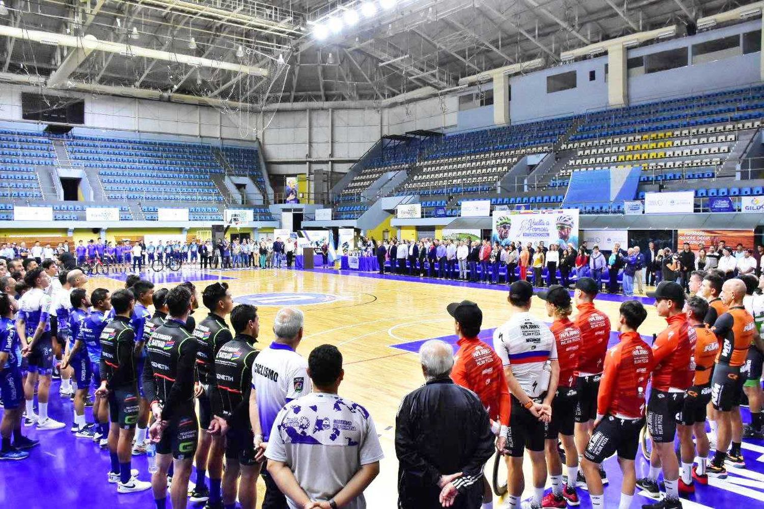 Insfrán acompañó la presentación de equipos y delegaciones participantes