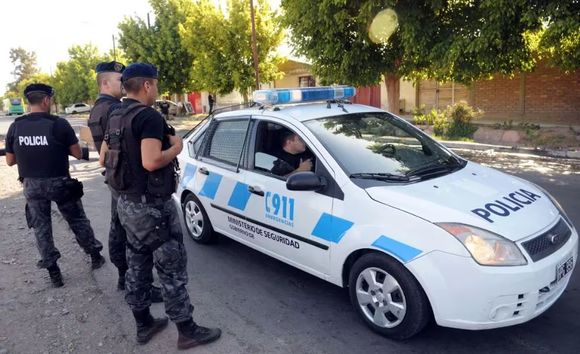Fatal accidente en Mendoza: una familia chocó contra dos caballos y murió una menor de edad