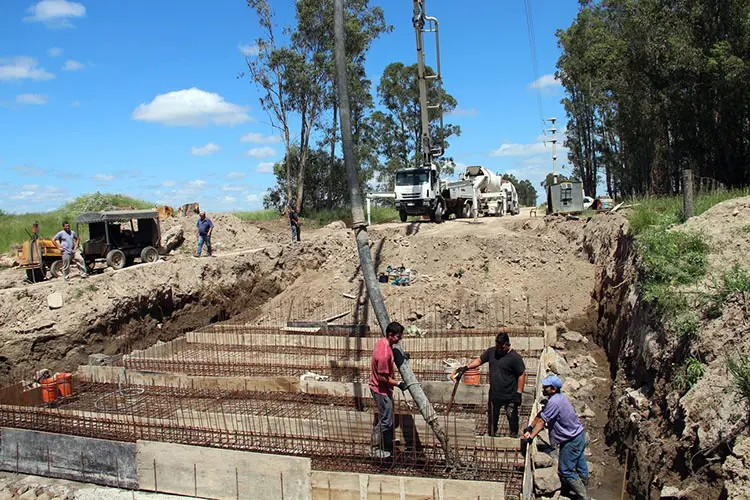 Avanza construcción de puente fundamental para los productores