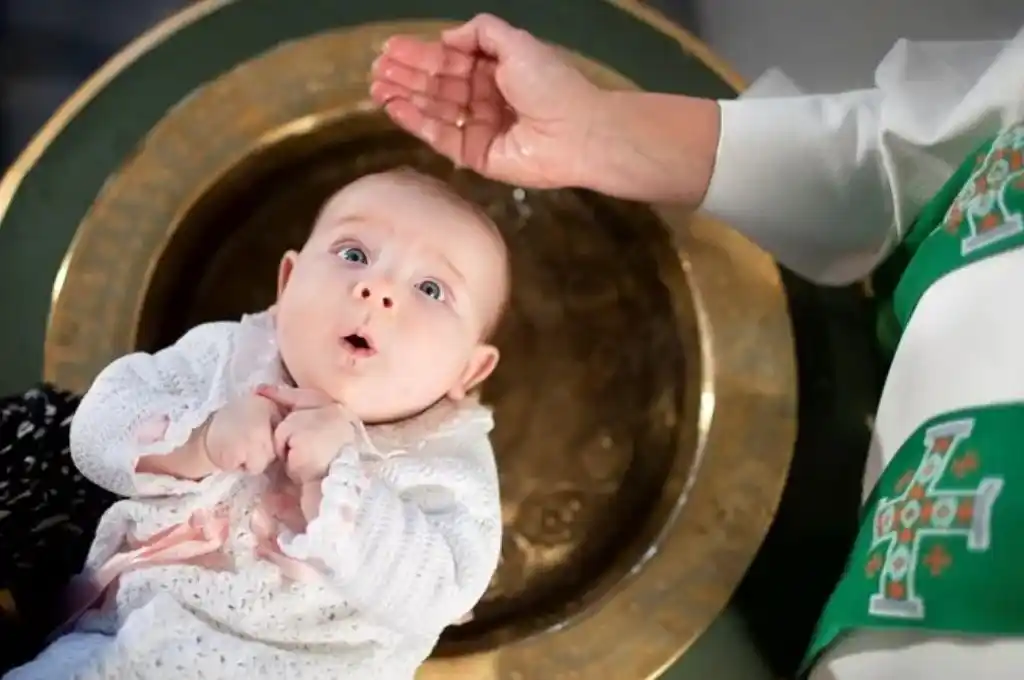 Sacerdote bautiza mal durante 20 años y los consagrados deben tomar el sacramento de nuevo
