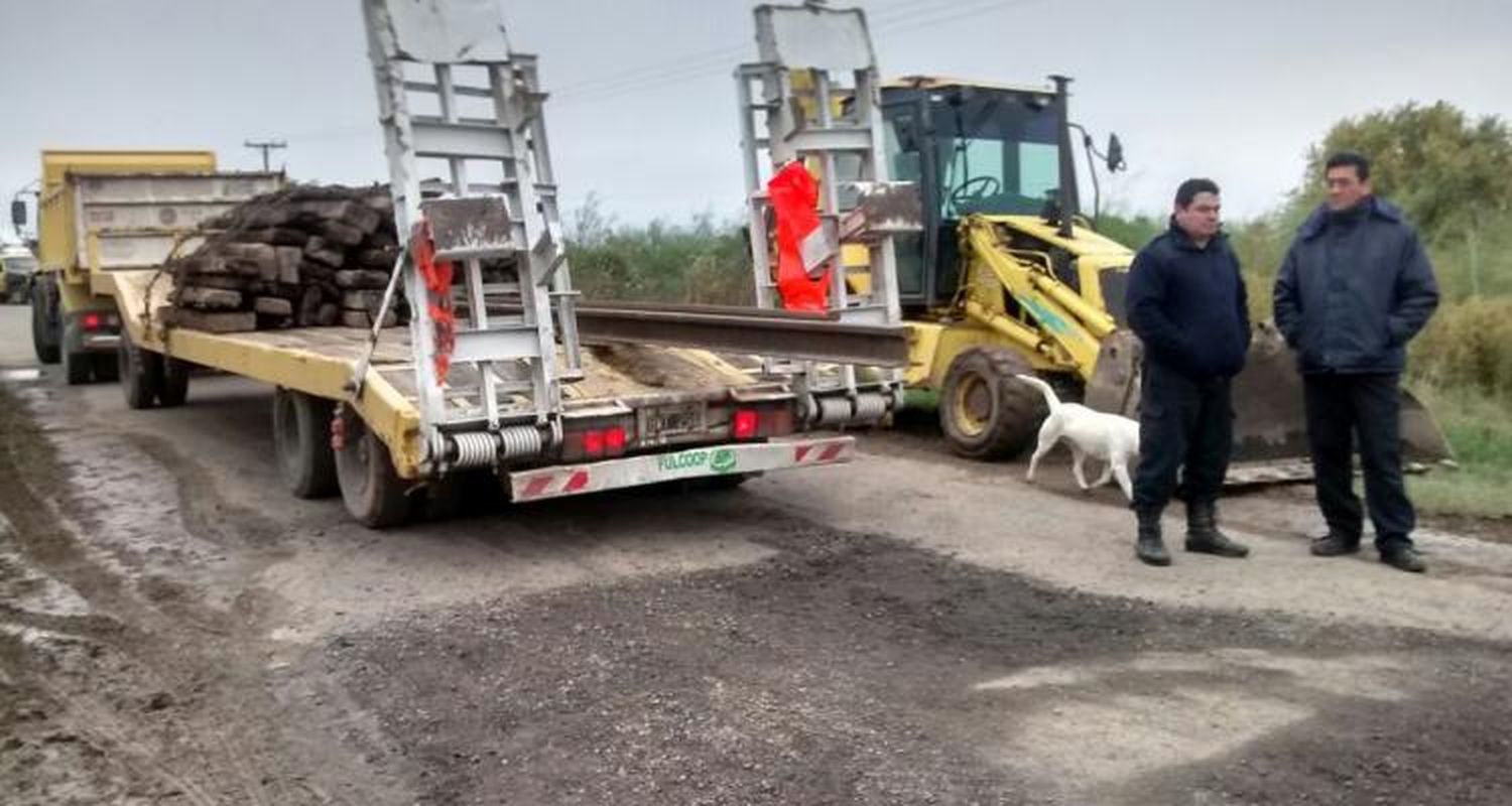 Con durmientes, construyen puente provisorio en Vuelta de Obligado