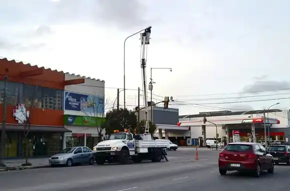 Recambio de luminarias de sodio a led en la Av. Independencia