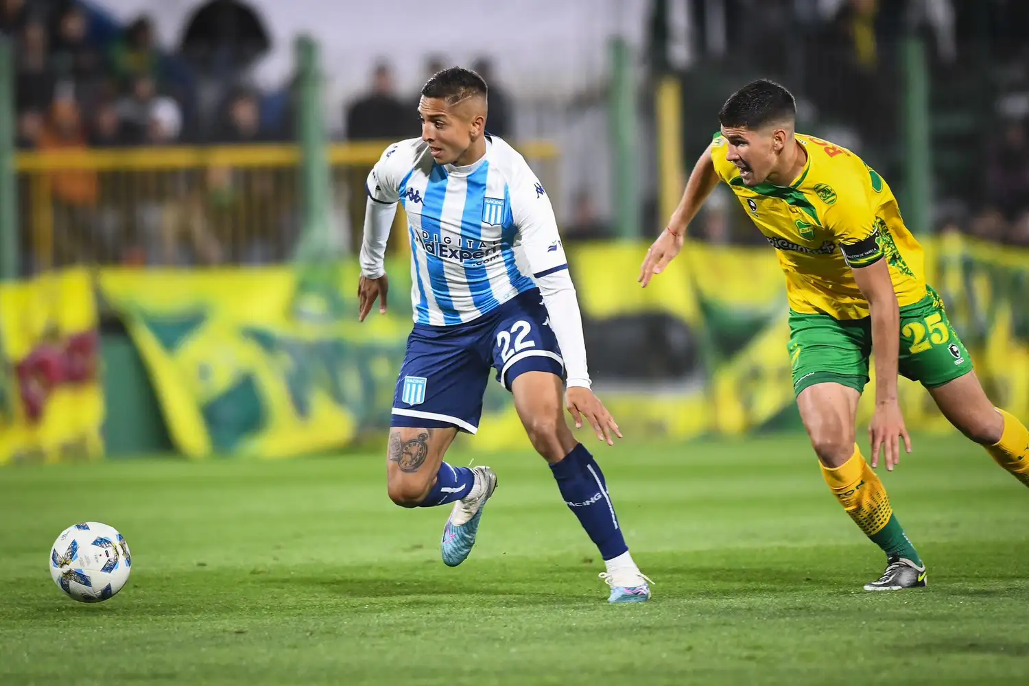 Almendra maneja la pelota ante Cardona.
