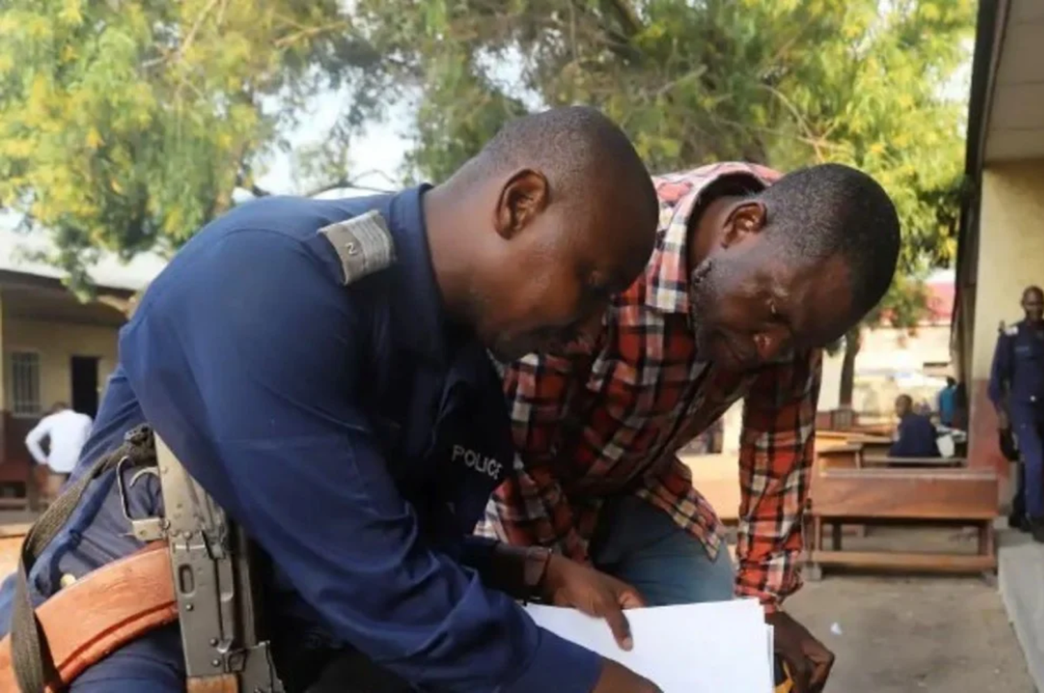 Un policía congoleño y un trabajador de la Comisión Electoral Nacional Independiente del Congo (CENI) preparan una mesa electoral en Kinshasa, República Democrática del Congo. Reuters