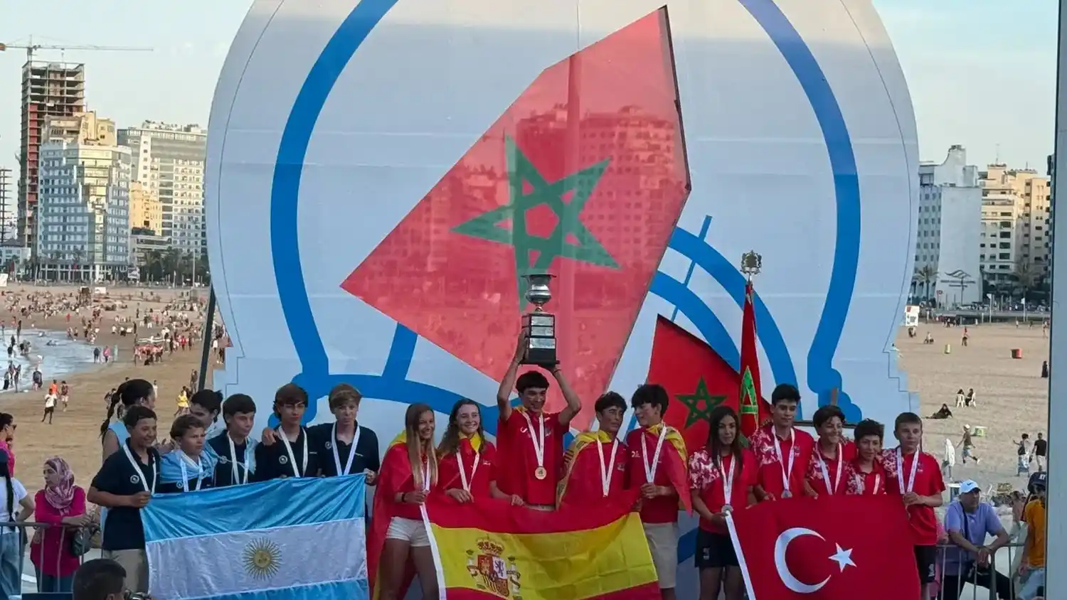 Argentina ocupó el tercer lugar en el podio por equipos en el Mundial de Optimist en Marruecos. Foto: Prensa CNMP